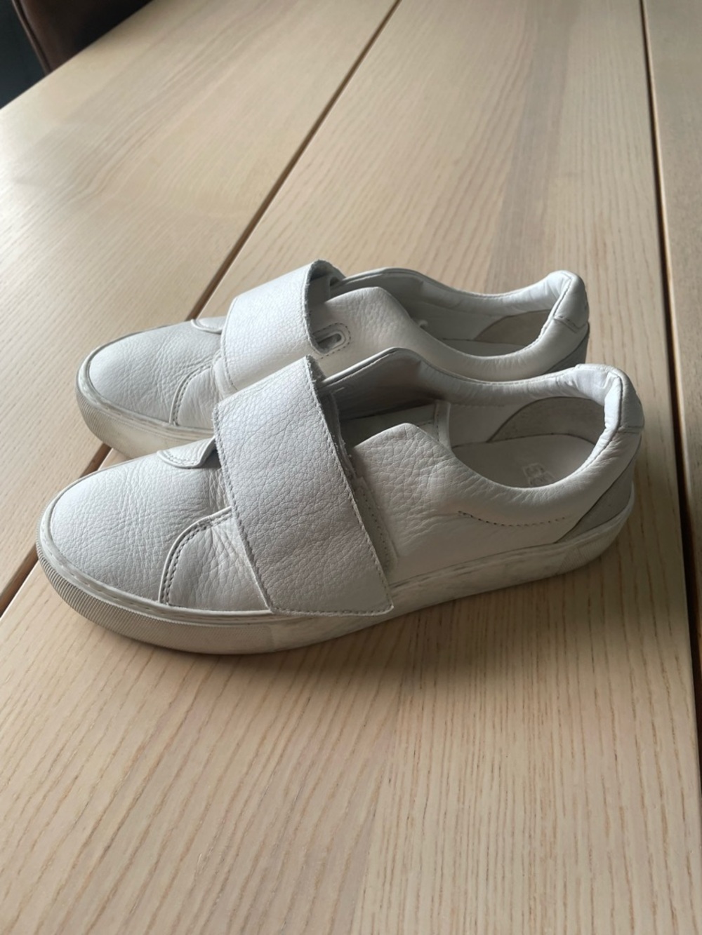 UGG Neri white leather ladies sneakers size 8 UGG shoes for women white leather
